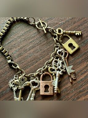 Vintage-Inspired Key & Lock Charm Bracelet - Mixed Metal